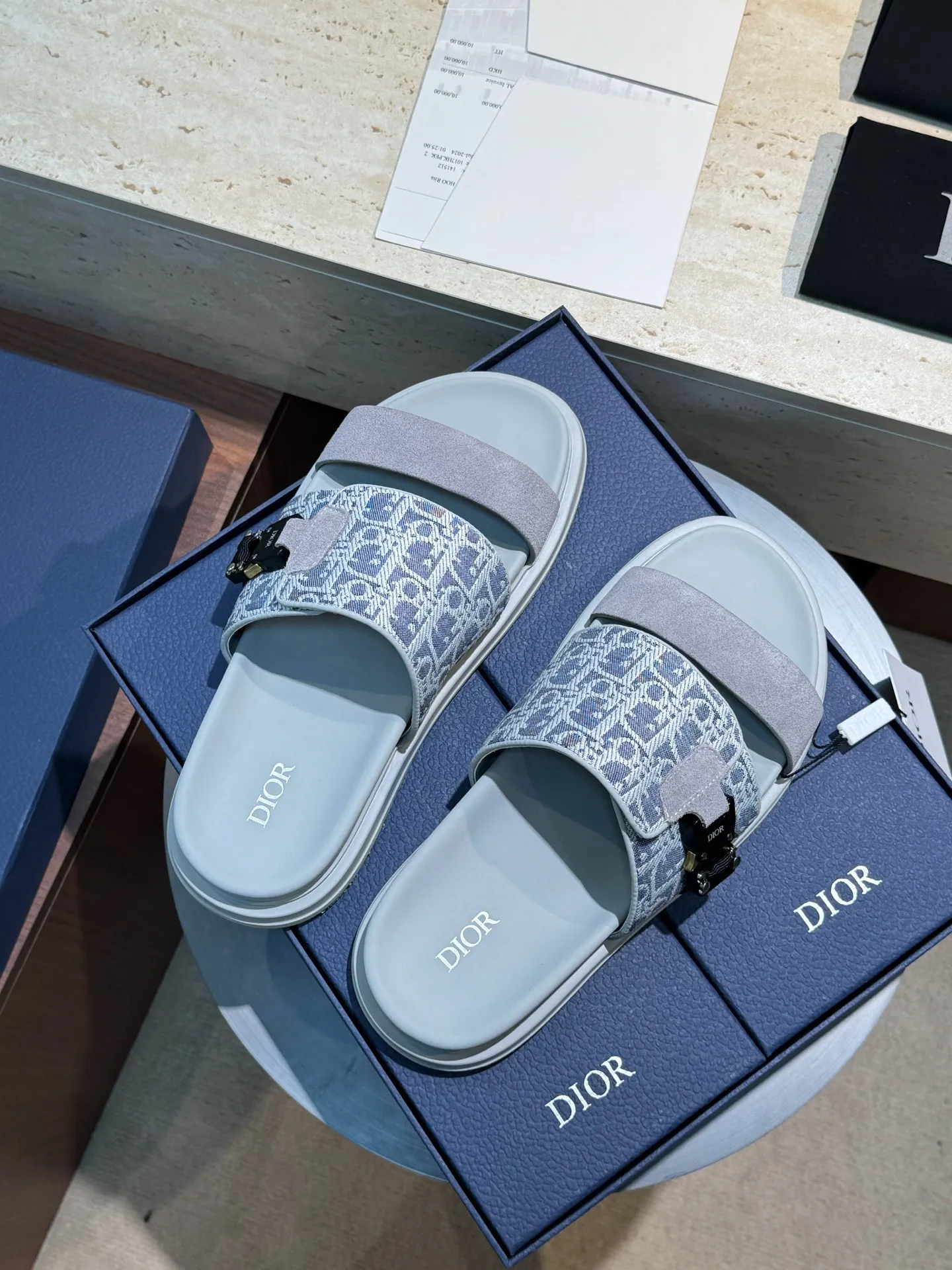 Factory price: 340💰Djia Aqua men's slippers and sandals, Dior's Aqua sandals are elegant and casual. The cross-strap design is reinterpreted in CD Diamond canvas, inspired by the brand's archives. Finished with a branded logo and tonal notch sole, they can be worn easily with shorts or jeans for a sophisticated look. Cowhide spliced ​​canvas + cowhide lining + rubber outsole Size: 39-44 (38 45 customized)